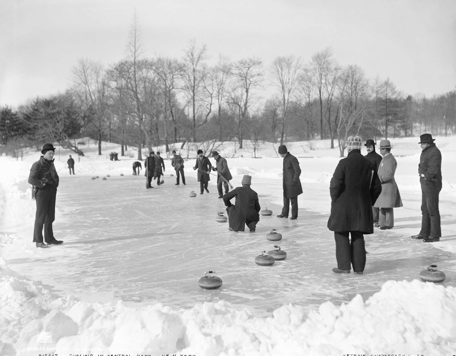 1906. New York. Curling a Central Parkban..jpg