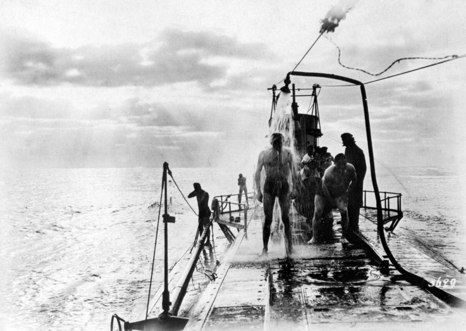1917. Az U-35 német tengeralattjáró személyzete fürdik a felszínen, valahol a Mediterráneumban..jpg