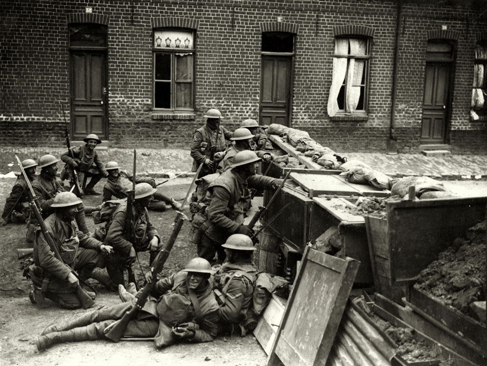 1918. Brit katonák a barikád mögött..jpg