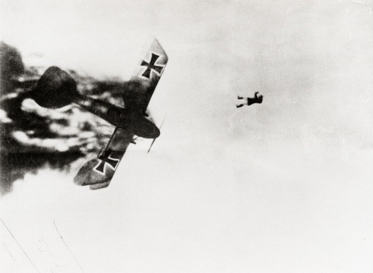 1918. Német pilóta kiugrott az égő Albatros gépéből..jpg
