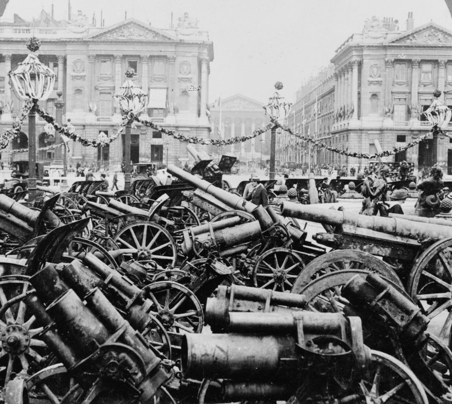 1920. Zsákmányolt német fegyverek kiállítása Párizsban a Place de la Concorde-on..jpg