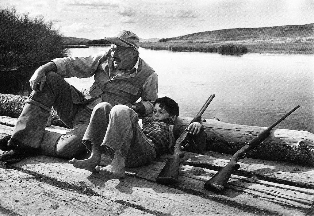 1941. Hemingway és fia vadászaton. Robert Capa felvétele..jpg