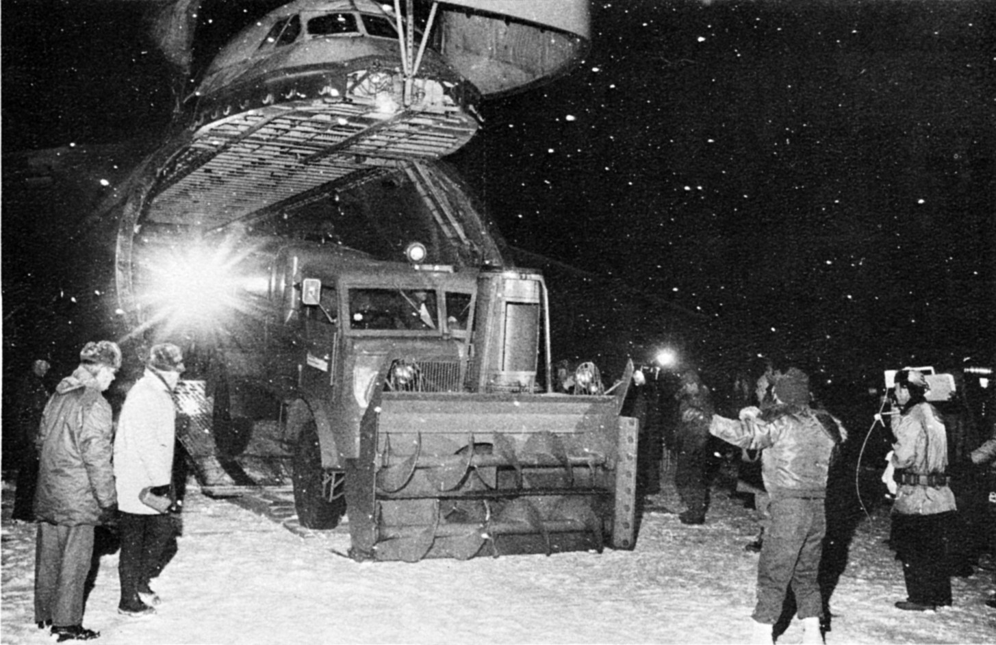 1977. A katonaság gépei hómarókat szállítanak az Egyesült Államok hófúvással sújtott térségeibe..jpg