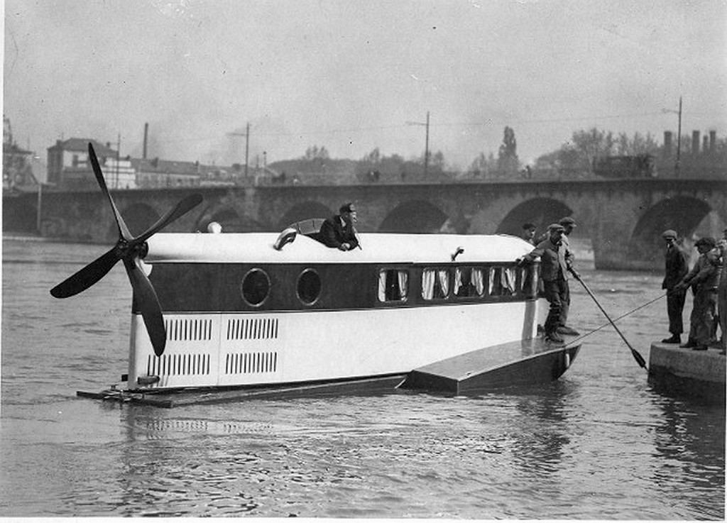 1924_testing_airboat_prototype_le_ricocheur_produced_by_french_aircraft_company_farman_aviation_capable_of_speeds_up_to_125kmh.jpg