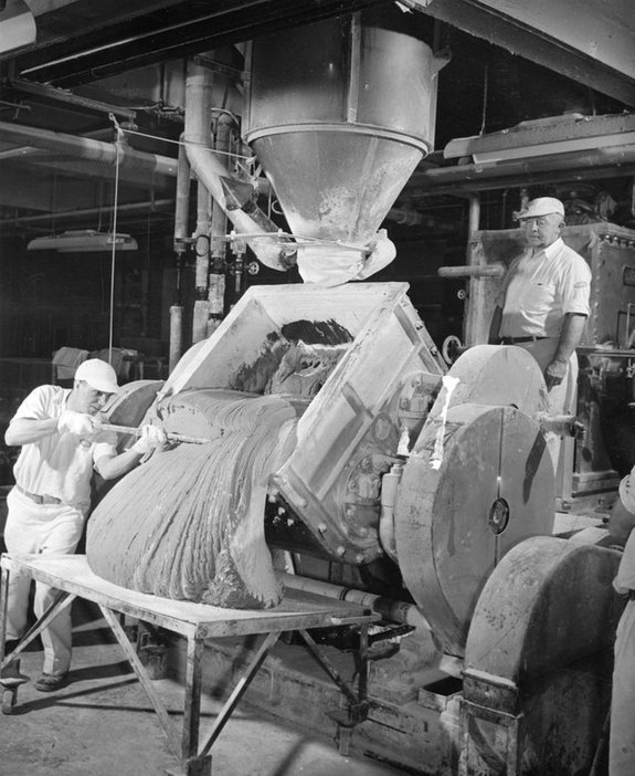 1948_workers_making_chewing_gum_at_the_d_l_clark_company_in_pittsburgh_pennsylvania.jpg