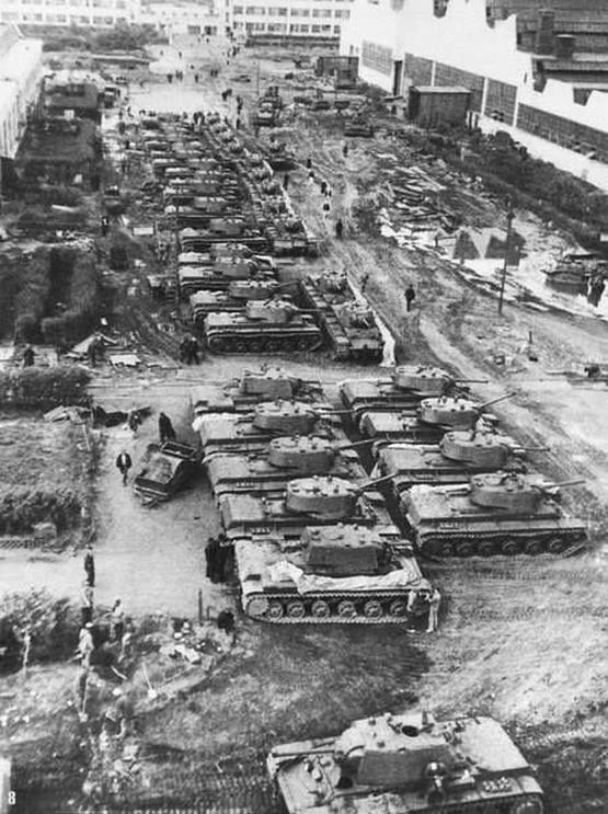 1942_tanks_kv-1_in_the_courtyard_of_the_chelyabinsk_kirov_factory.jpg