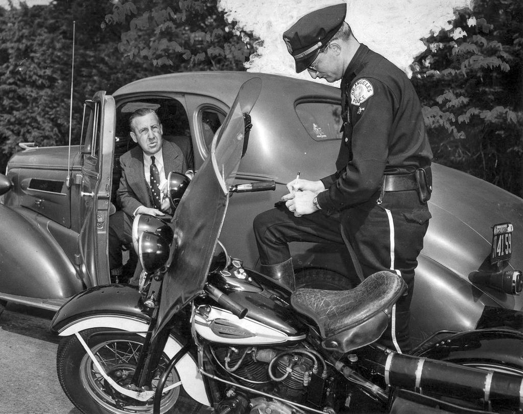 1944_sanford_white_an_automotive_dealer_gets_a_speeding_ticket_from_lapd_officer.jpg