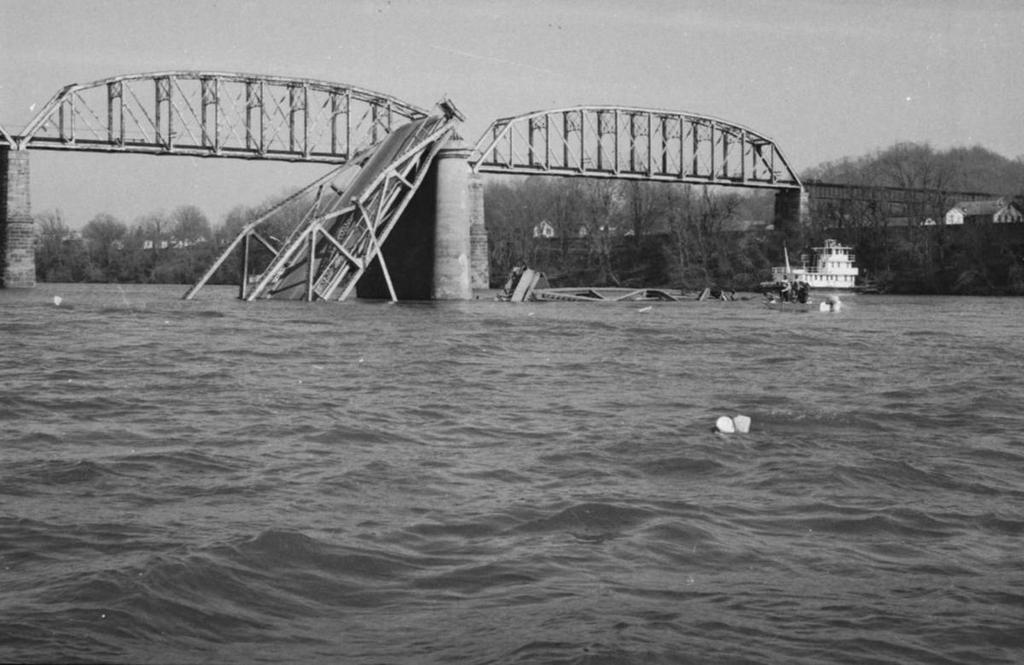 1967_collapse_of_the_silver_bridge.jpg