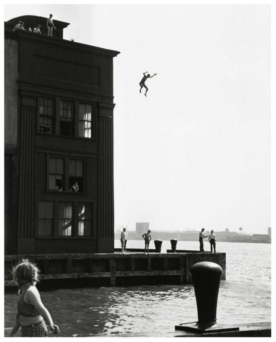 1948_boy_jumping_into_the_hudson_river_new_york.jpg