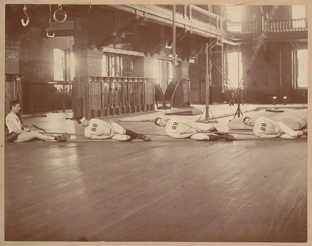 1888. A Harvard kötélhúzó csapata, edzés közben..jpg