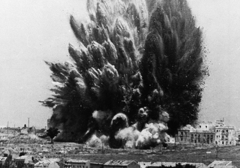 1938. Madrid, Casa Blanca. Egy ötemeletes épületet felrobbanása közel 300 nacionalista lázadót ölt meg. Elképesztő méretű a robbanás..jpg