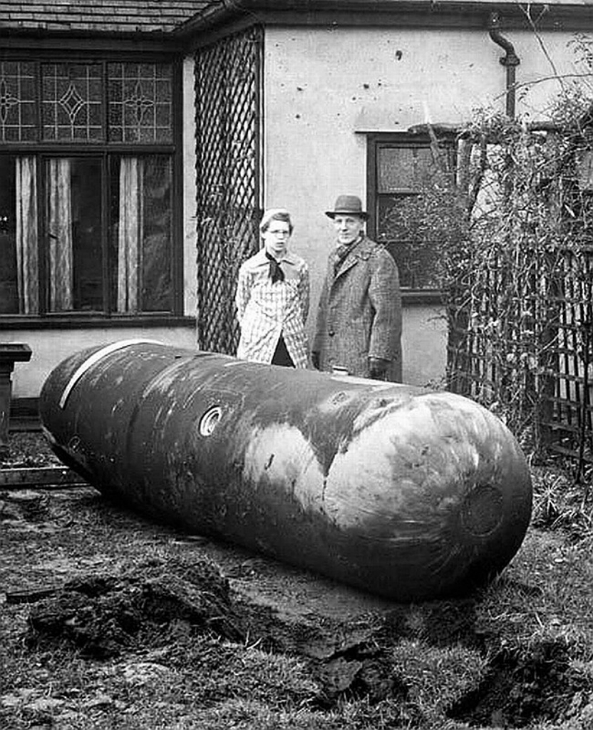1940. Fel nem robbant német ejtőernyős bomba Liverpool, Anglia..jpg