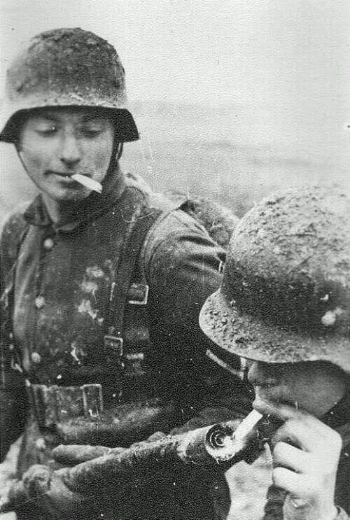 1940. Német katona lángszóróról gyújt cigarettára..jpg