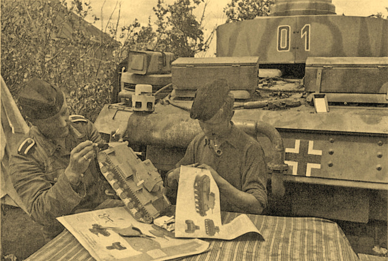 1941. Szovjet KV-1 tank papírmakettjét ragasztják össze német katonák..jpg