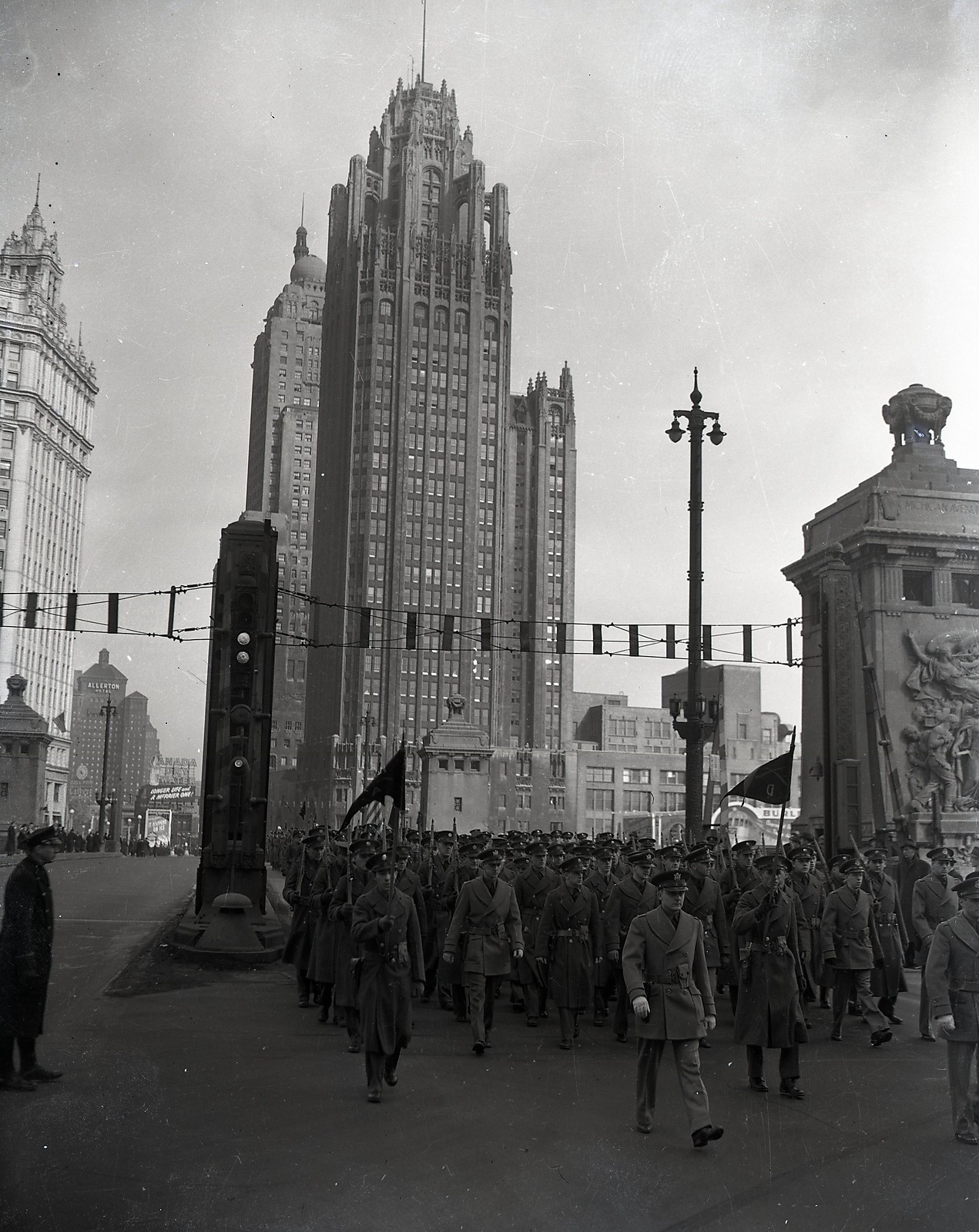 1943. Katonák menete a Michigan Avenue-n. Chicago..jpg