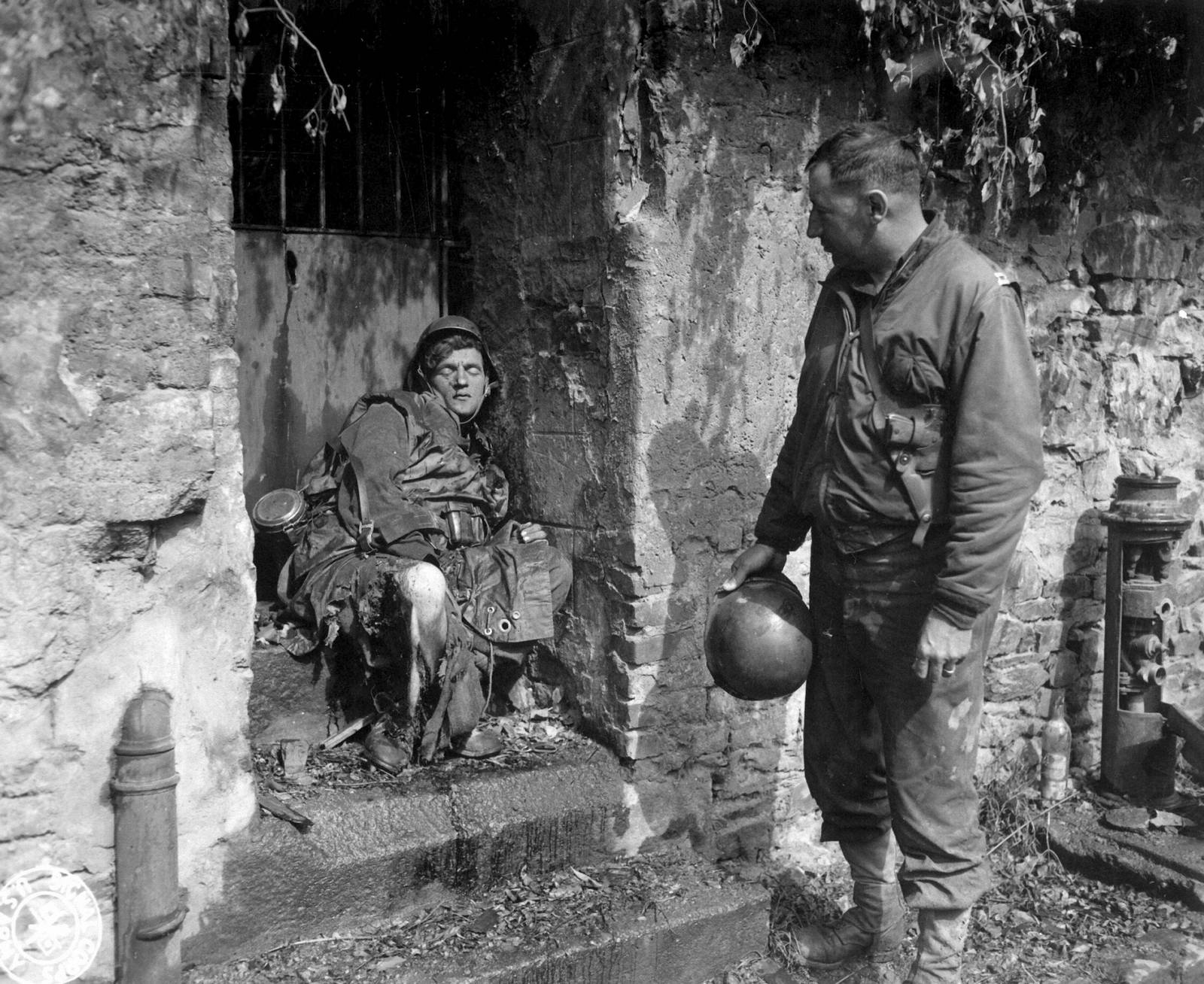 1944. Earl Topley kapitány nézi az utolsó Cherbourgban elesett német védőt, aki a végsőkig, sebesülten is kitartott. Topley egységének legalább három tagja esett el golyóitól..jpg