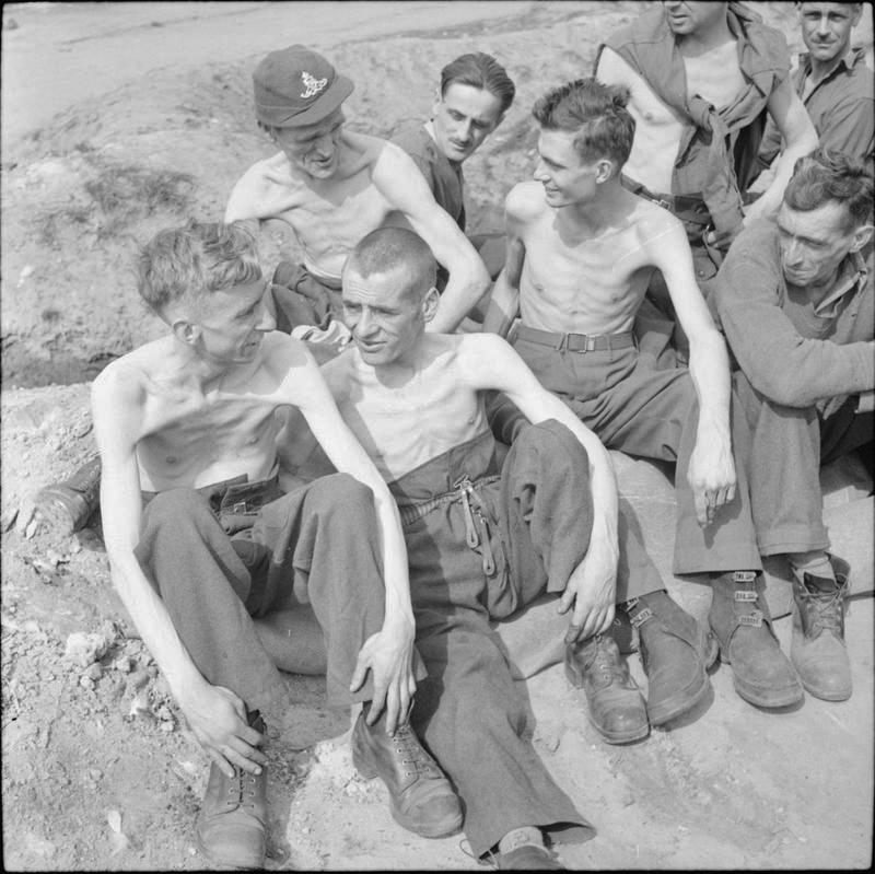 1945. április. Fallingbosteli hadifogolytáborból kiszabadított foglyok..jpg