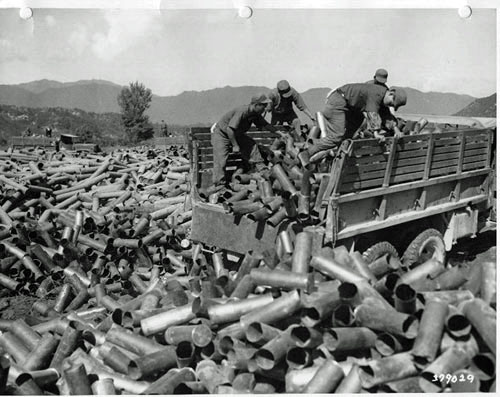 1952. A koreai háborúban, a triangle hill-i csata után dél-koreai katonák szállítják el a kiürült tüzérségi lövegek hüvelyeit..jpg