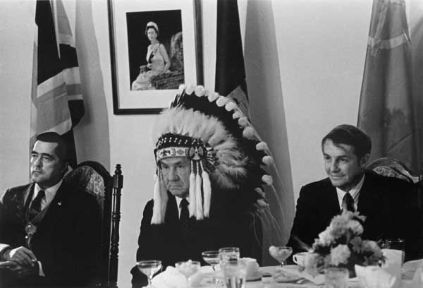 1971. Alekszej Koszigin szovjet politikus, kanadai indián vezetőkkel találkozik és fejfedíszüket viseli..jpg