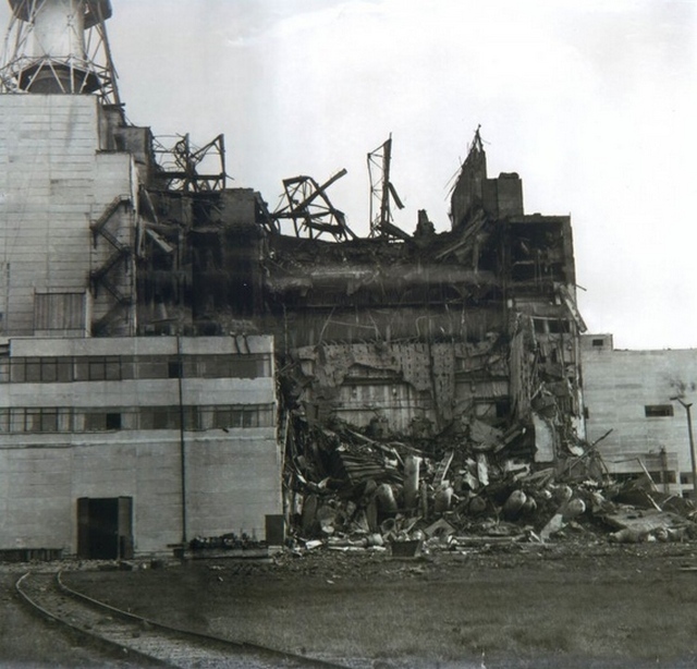 1986_earliest_known_photo_of_chernobyl_disaster_taken_by_powerplant_s_photographer_dawn_of_april_26th.jpg