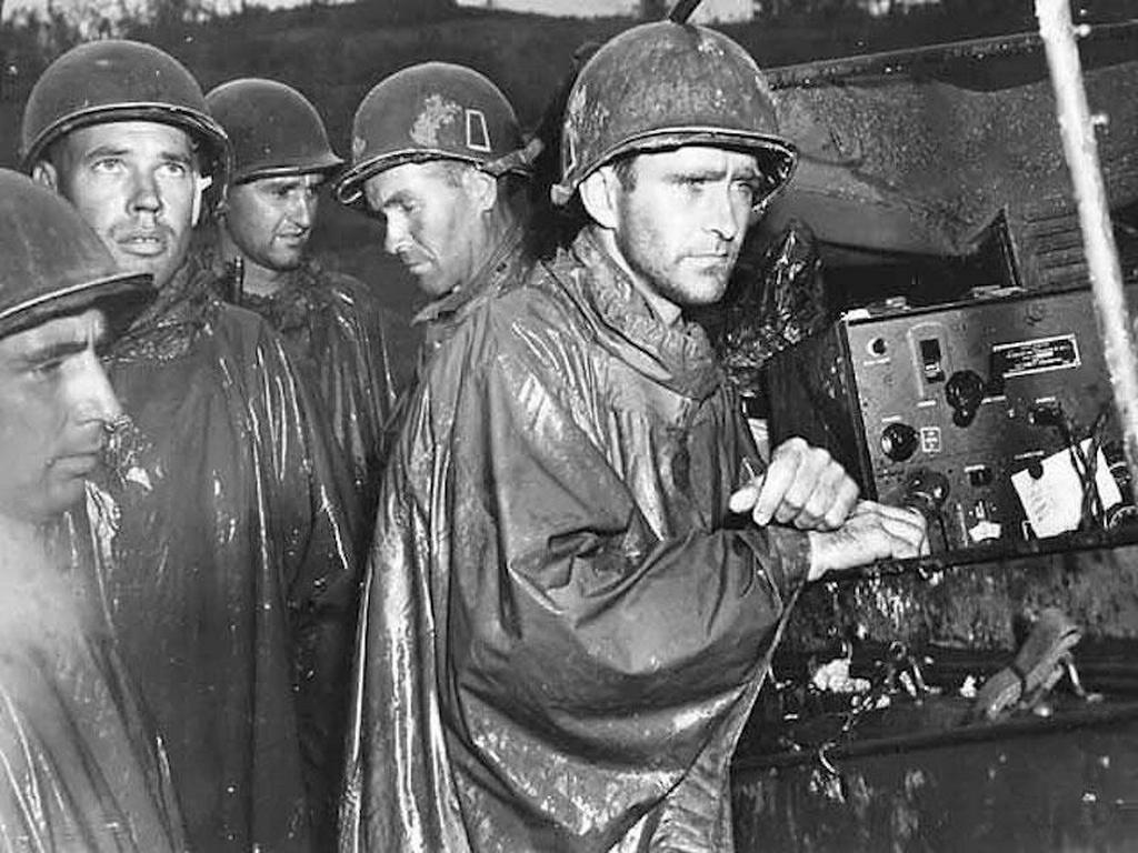 1945_majus_8_american_soldiers_on_okinawa_listening_to_news_of_the_german_capitulation_on_radio.jpg