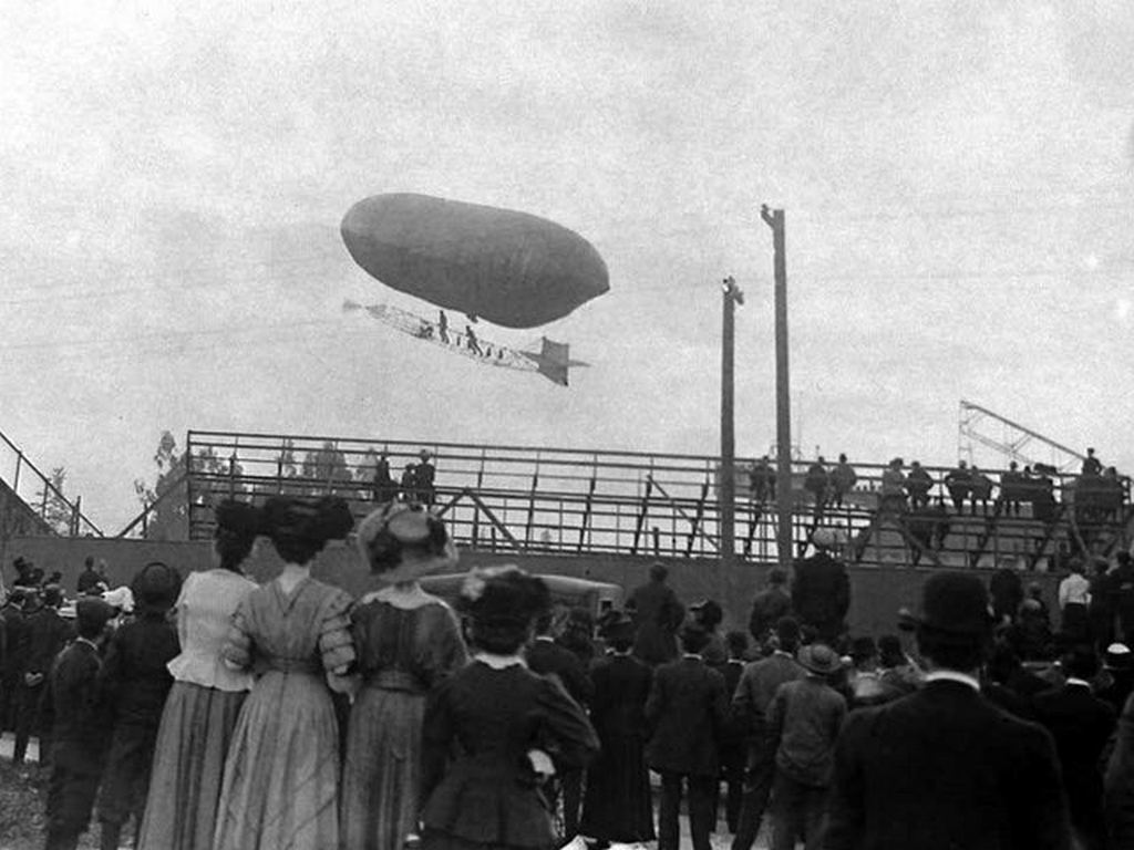 1910_spectators_watch_as_a_two-man_dirigible_flies_over_the_stands_at_the_los_angeles_international_air_meet.jpg