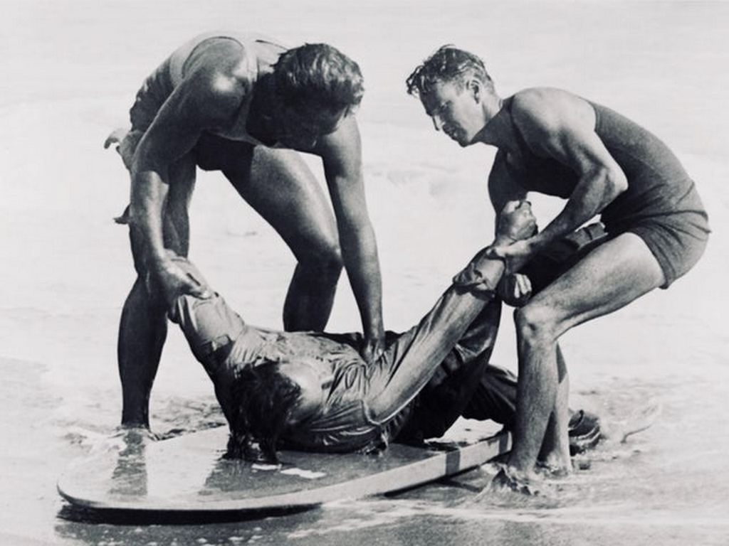 1925_hawaiian_surfer_duke_kahanamoku_on_the_left_in_this_picture_rescued_eight_men_from_a_fishing_boat_that_capsized_in_heavy_surf_off_newport_beach_california.jpg