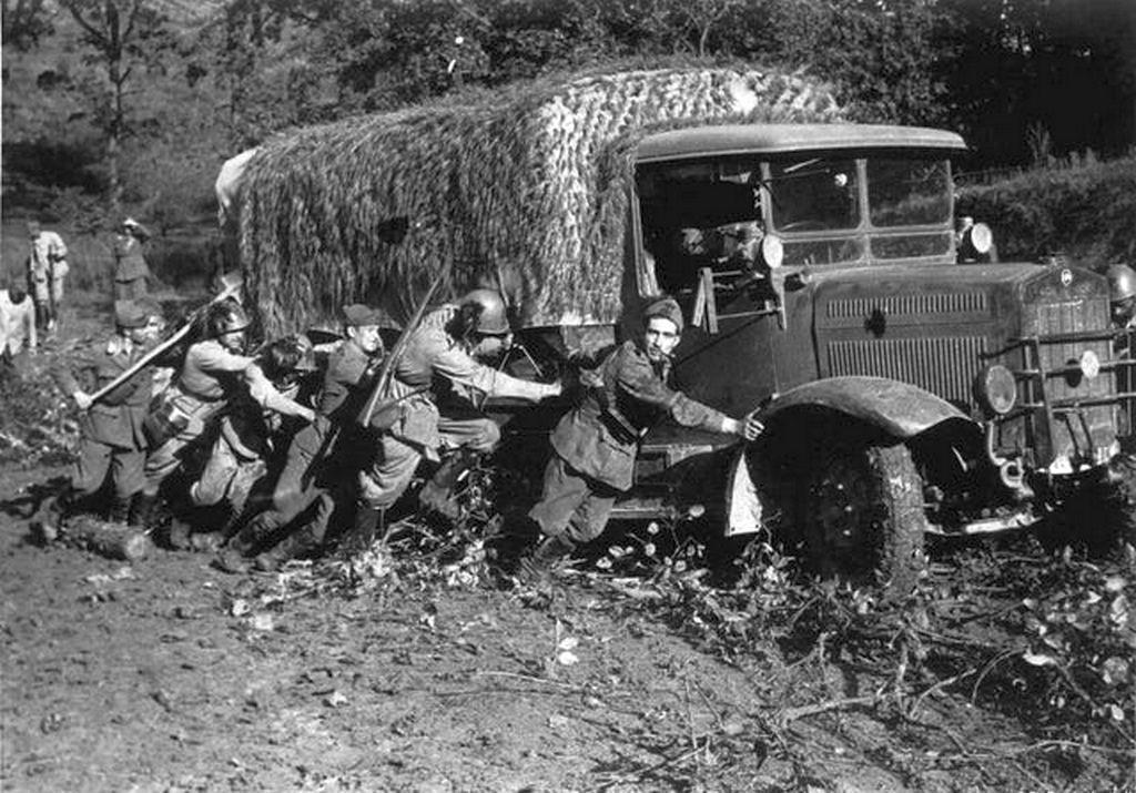 1941_italian_soldiers_pushing_a_truck_out_of_the_mud_in_russia_august.jpg