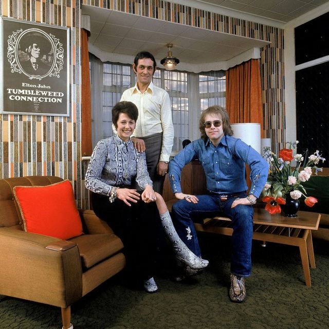 1971_elton_john_with_his_mother_shelia_and_stepfather_fred_farebrother_in_their_apartment.jpg