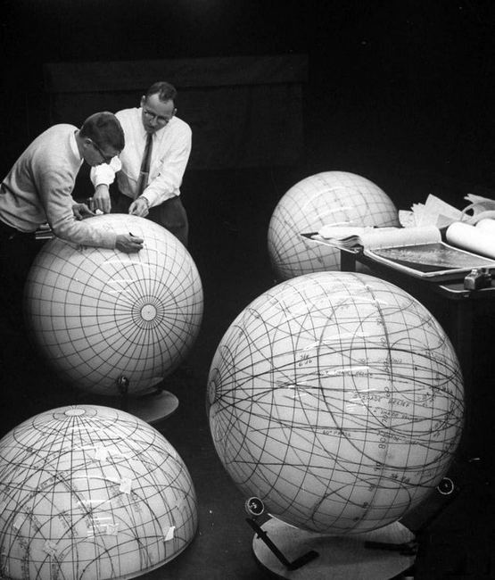 1962_us_scientists_planning_for_the_moon_landing.jpg