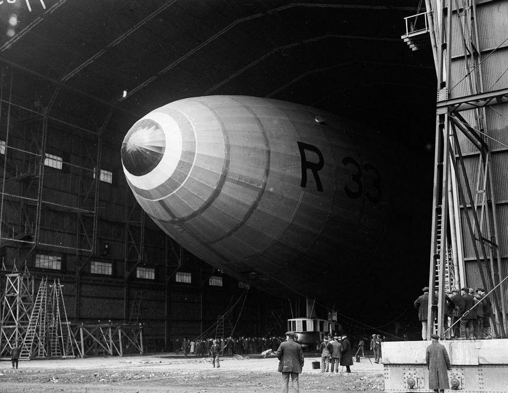 1919_british_airship_r33_in_its_hangar.jpg