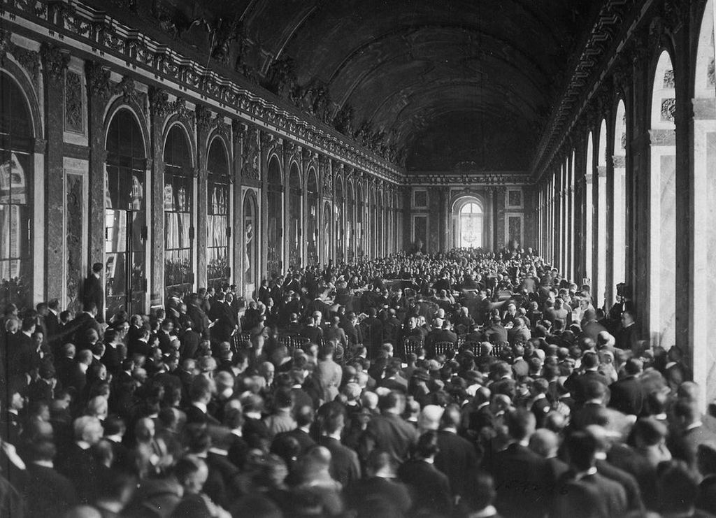 1919_junius_28_the_delegations_signing_the_treaty_of_versailles_in_the_hall_of_mirrors_versailles_france.jpg