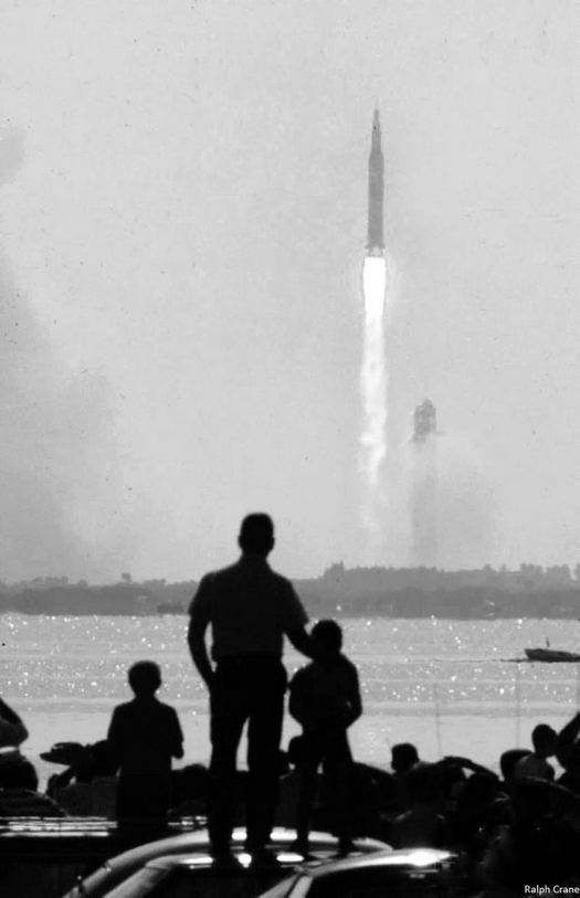 1969_julius_16_father_and_son_observe_the_launch_of_apollo_11.jpg