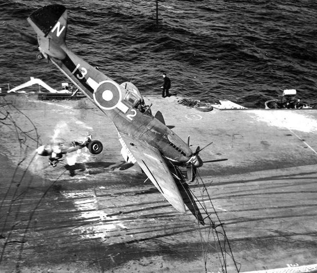 1944_a_supermarine_seafire_loses_part_of_it_s_undercarriage_while_landing_on_aircraft_carrier_hms_implacable_ww2_karolina-szigetek_csendes-ocean.jpg