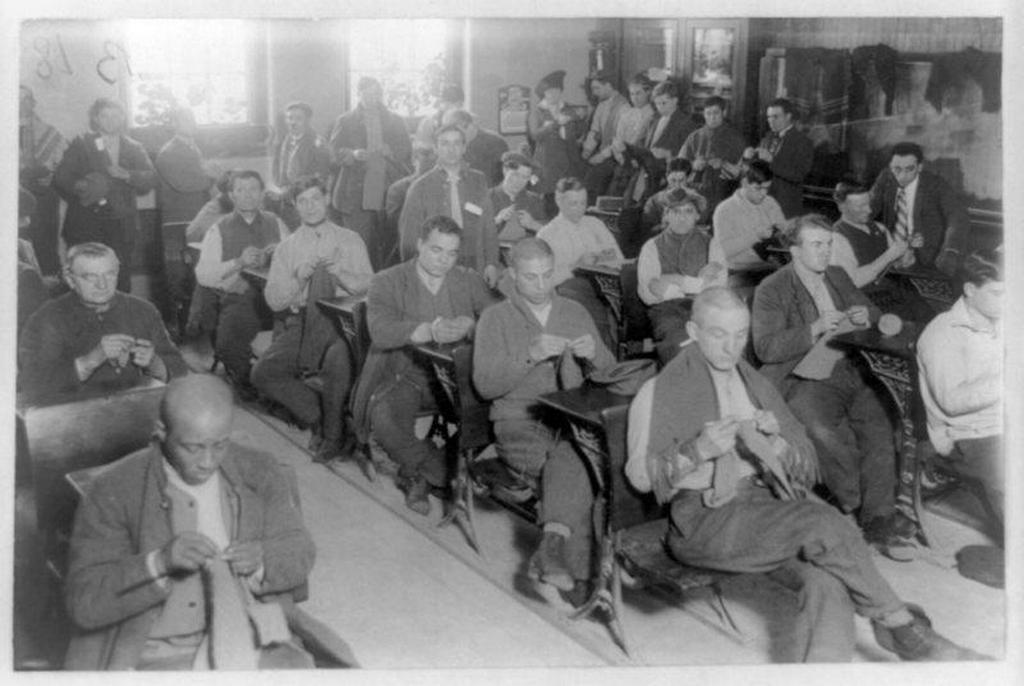 1915_prisoners_knitting_in_sing_sing_prison_new_york.jpg