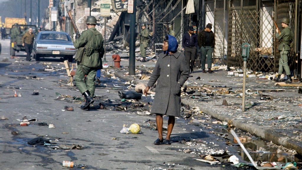 1968_aprilis_7_illinois_national_guardsmen_patrolled_the_streets_of_riot-torn_chicago_following_the_assassination_of_martin_luther_king_jr_in_memphis_three_days_earlier.jpg