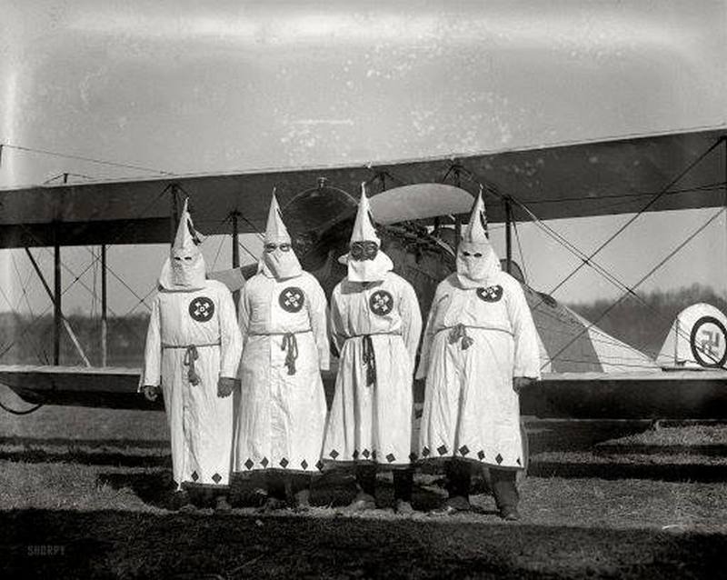 1922. USA. Szórólapozni induló légi Ku-Klux-Klan tagok..jpg