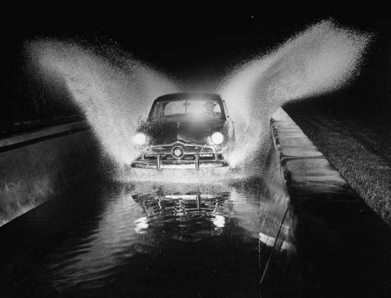 1948. USA, Detroit. Vízenfutás teszpályán a Ford gyárában..jpg