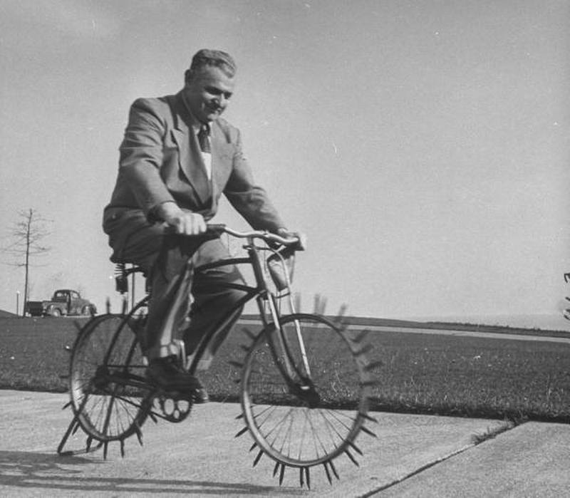1948. USA. Jégkerékpár és feltalálója, Joe Steinlauf..jpg