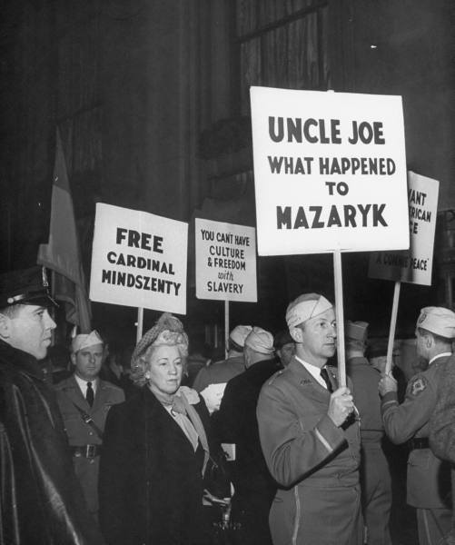 1949. Szabadítsák ki Mindszenty bíborost. Tűntetés New Yorkban..jpg