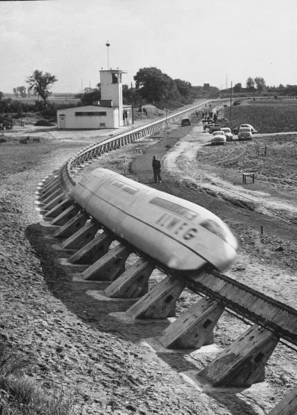 1952. Köln, NSzK. ALWEG monorail (egynyomtávú) vonat modellje a tesztpályán..jpg