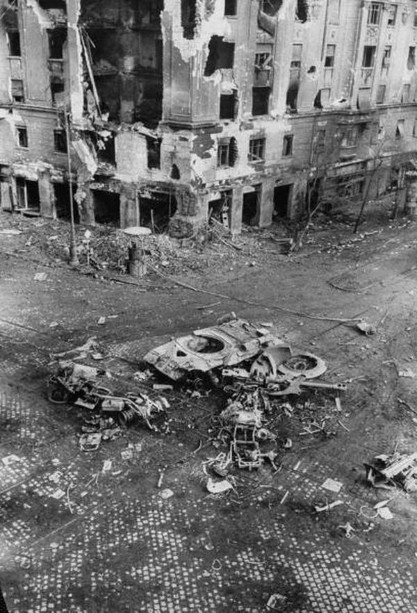 1956. november. Budapest. Szovjet tank maradványai..jpg