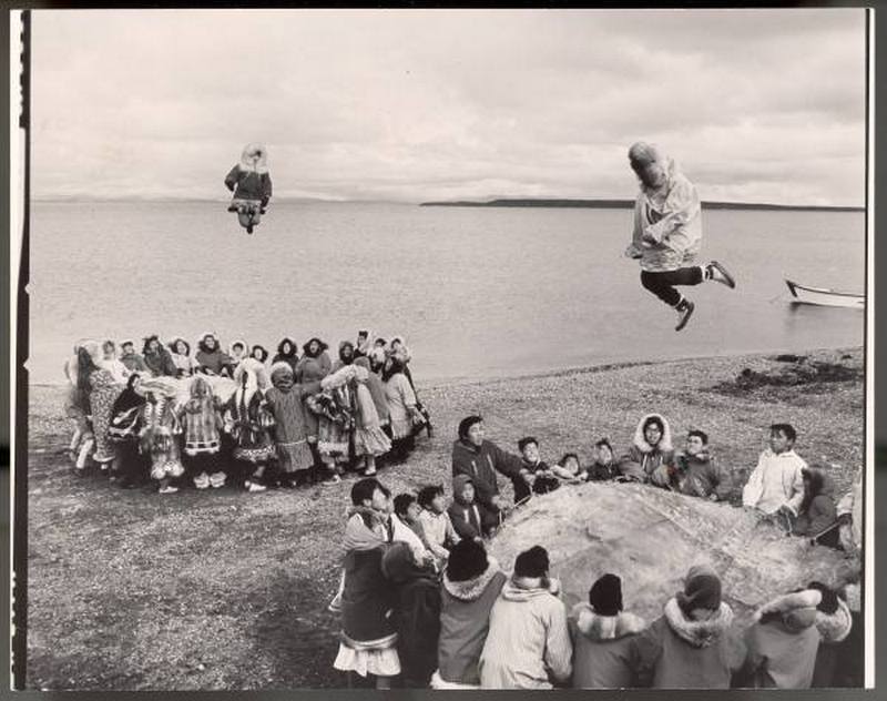 1965. Alaszkai eszkimók sajátkészítésű, fókabőr trambulinon ugrálva ünneplik a sikeres bálnavadász szezon végét..jpg