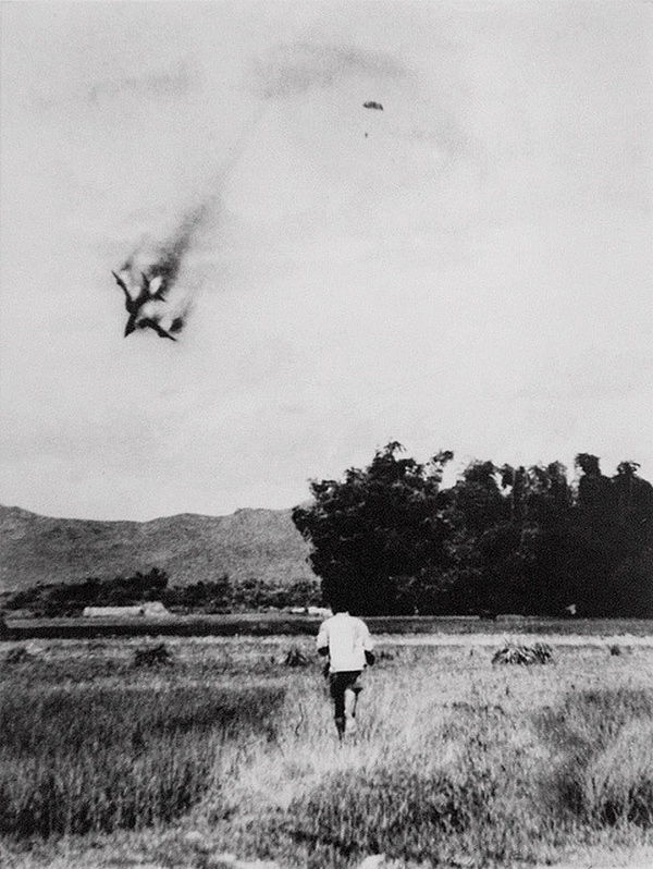 1966. Észak-Vietnamban lelőtt amerikai F105-ös repülőből katapultál pilótája Hanoitól északra. A pilótát 1973-ig tartották fogságban..jpg