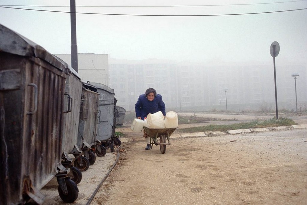 1992_dobrinja_sarajevo_a_delszlav_haboru_idejen_egy_idos_no_a_szerb_loveszek_latotereben_ivovizert_indul.jpg