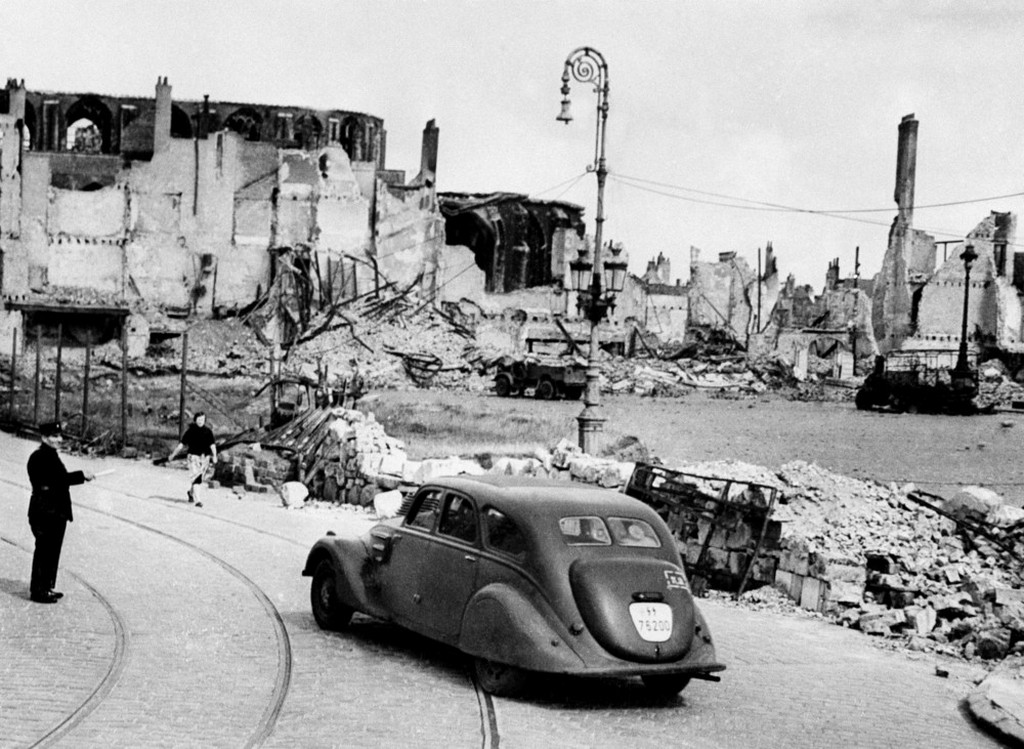 1941_a_traffic_policeman_halts_a_motorist_on_a_street_in_dunkerque_on_february_9_1941_french_coastal_town_bombarded_by_the_germans_during_the_evacuation_of_british_troops.jpeg