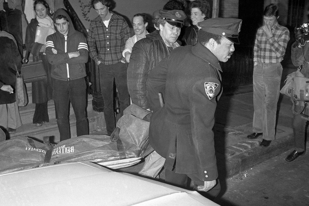 1979_februar_2_nyc_police_carry_the_body_of_punk_rock_star_sid_vicious_from_apartment_in_the_greenwich_village_apparently_died_of_an_overdose_of_heroin_day_after_released_from_prison.jpeg