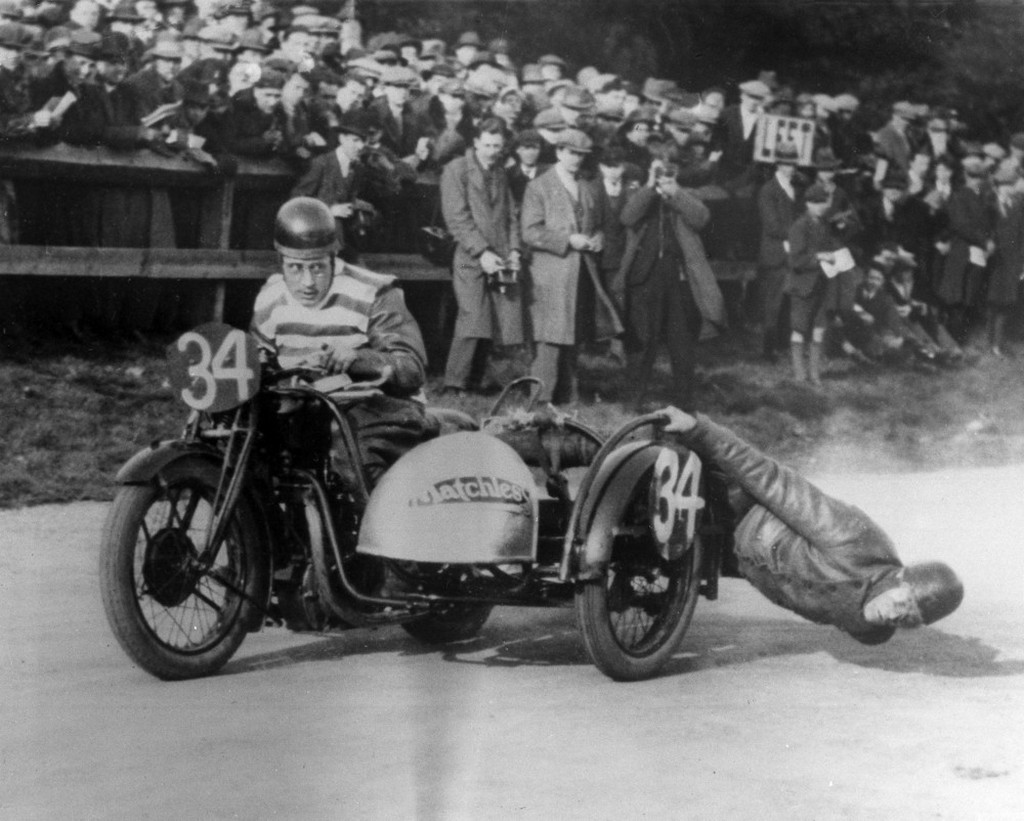 1928_action_during_the_bristol_cup_race_for_motorcycles_with_sidecars.jpeg