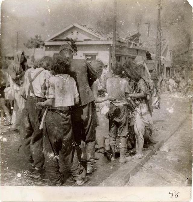 1945_augusztus_6_dazed_survivors_huddle_together_in_the_street_ten_minutes_after_the_atomic_bomb_was_dropped_on_their_city_hiroshima.jpg