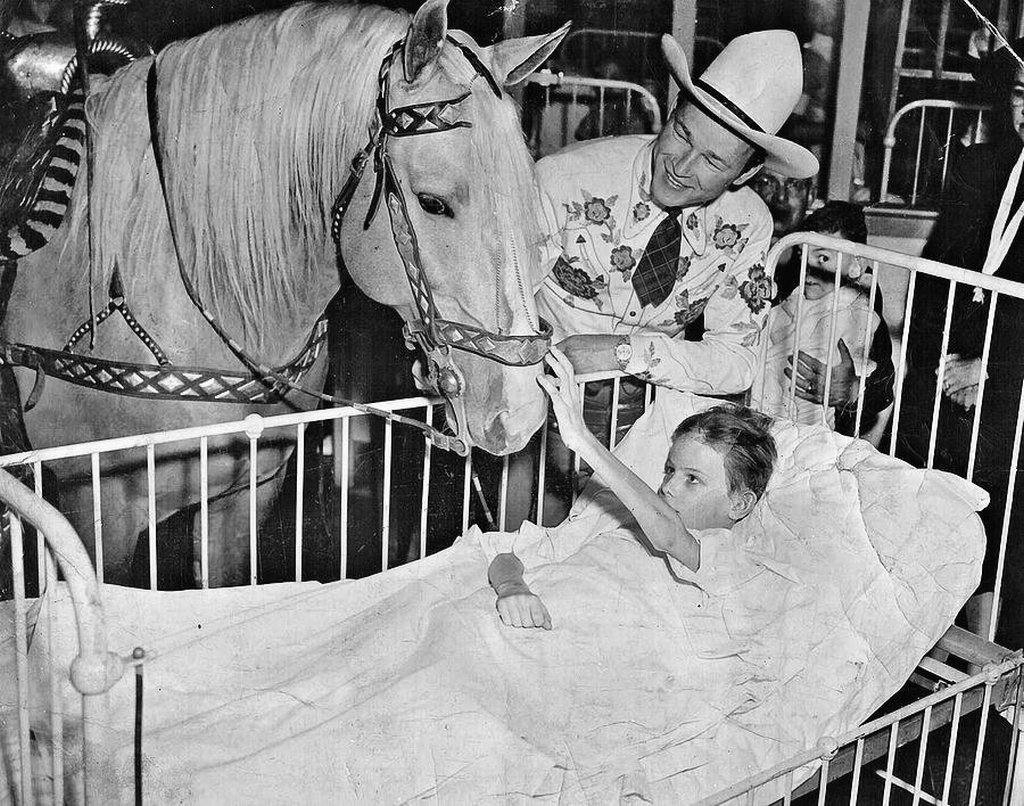 1953_roy_rogers_and_trigger_visit_boy_with_polio_pittsburgh_usa.jpg